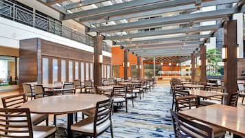 Desayuno completo gratuito y diario