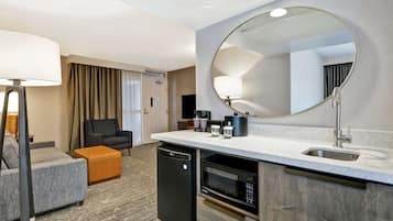 Suite, 1 King-Bett und Schlafsofa | Hochwertige Bettwaren, Zimmersafe, Schreibtisch
