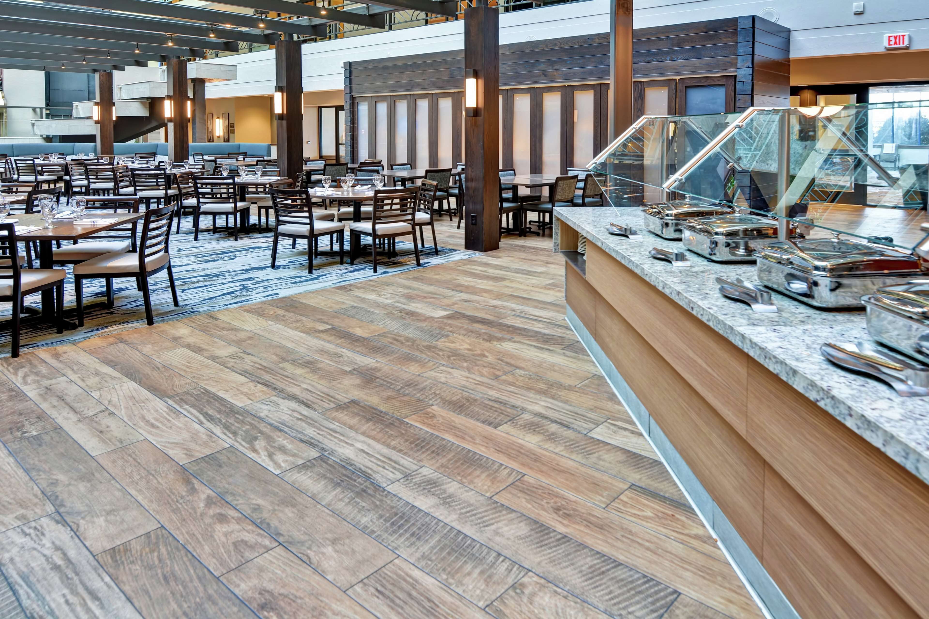 2 restaurants, lunch, dinner served; american cuisine