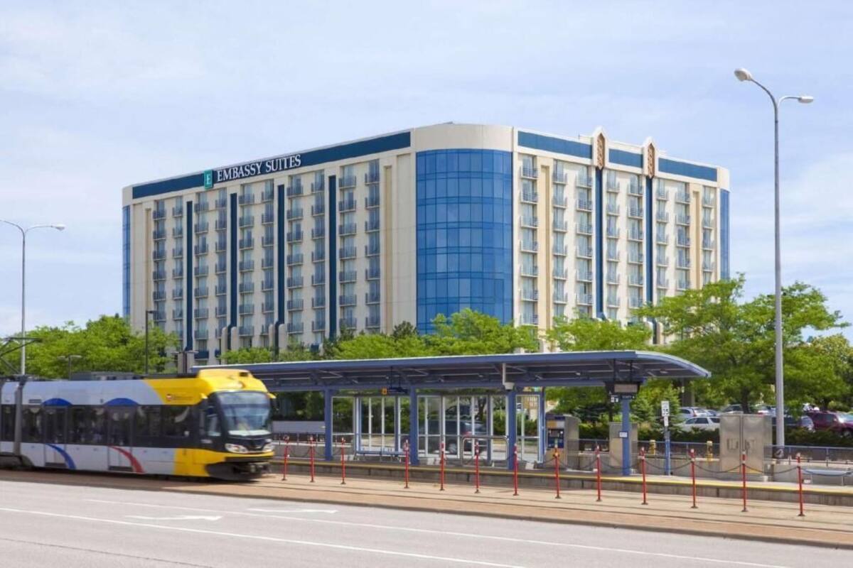 Un edifici modern amb un rètol que diu 'Embassy Suites'.