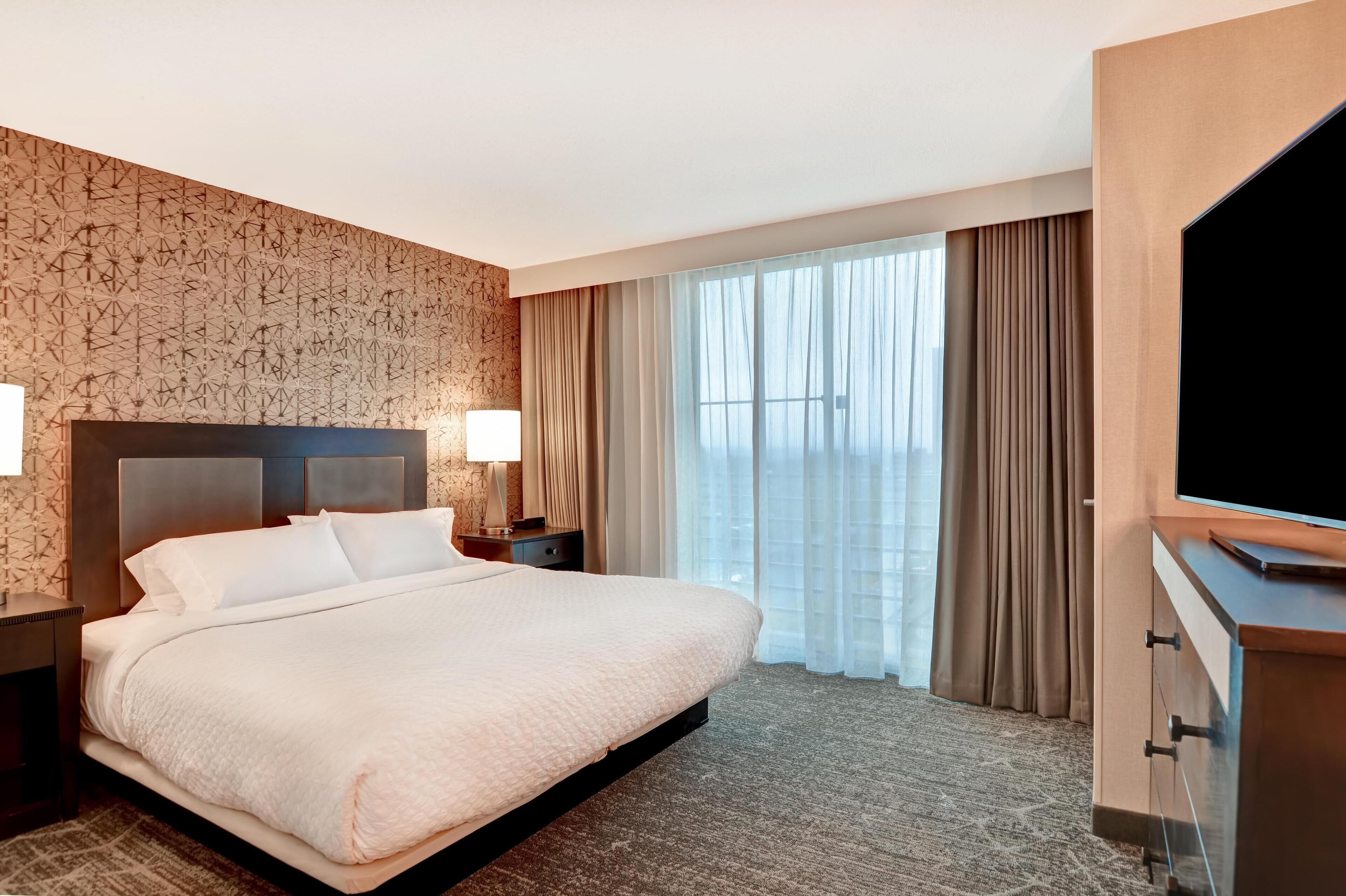 Suite, 1 King Bed, Accessible, Bathtub | Premium bedding, in-room safe, desk, laptop workspace