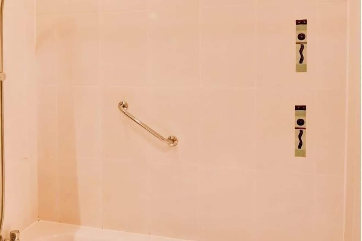 Combined shower/bathtub, hair dryer, towels, soap
