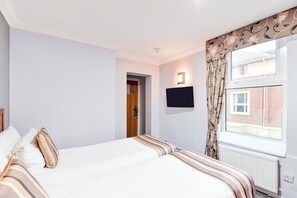Standard Twin Room, 2 Single Beds | Individually decorated, individually furnished, desk, laptop workspace
