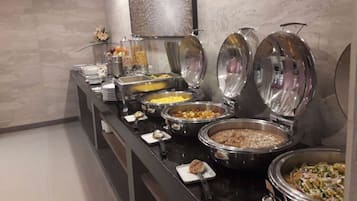 供應早餐、午餐、晚餐;地區菜