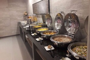 Breakfast, lunch, dinner served; Regional cuisine 