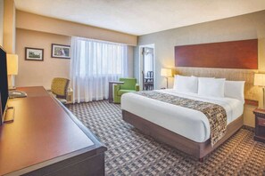 Junior Suite, 1 King Bed, Non Smoking | In-room safe, desk, laptop workspace, soundproofing - CHN Hotel Monterrey Norte, Trademark Collection by Wyndham (Monterrey)
