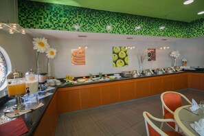 Daily cooked-to-order breakfast (MXN 180 per person)