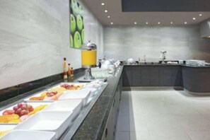 Daily cooked-to-order breakfast (MXN 180 per person) - CHN Hotel Monterrey Norte, Trademark Collection by Wyndham (Monterrey)