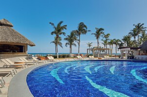 屋内プール、屋外プール、営業時間 9:00 ～ 20:00、プール パラソル、サンラウンジャー