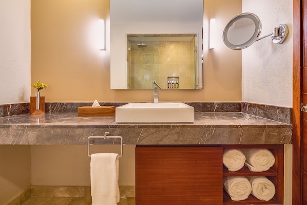 Articles de toilette de luxe, sèche-cheveux, serviettes fournies, savon