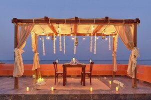 2 restaurantes, se sirve desayuno, cocina local e internacional 