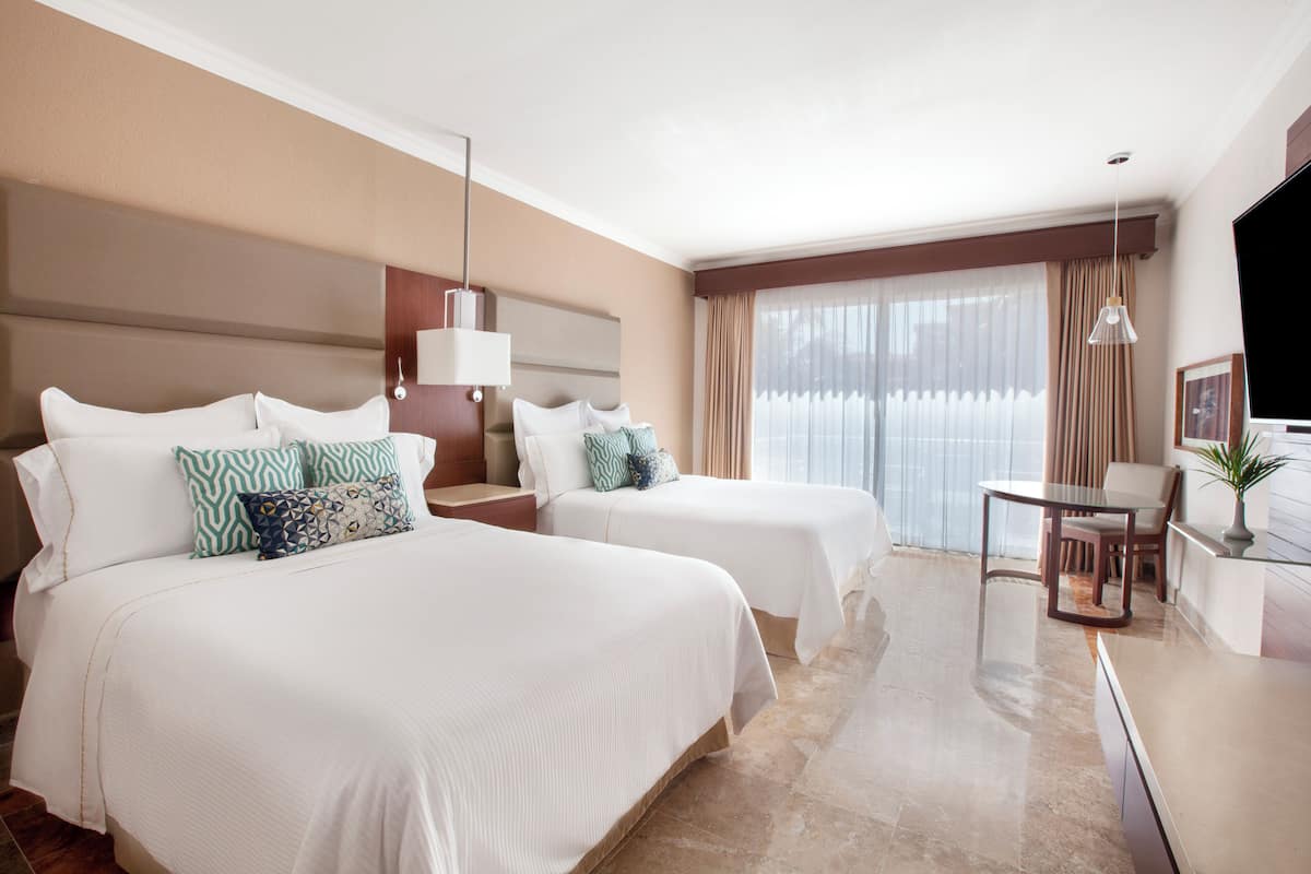 Ropa de cama de alta calidad, edredón, camas con pillow-top y minibar