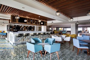 2 bars/lounges, swim-up bar, poolside bar, beach bar