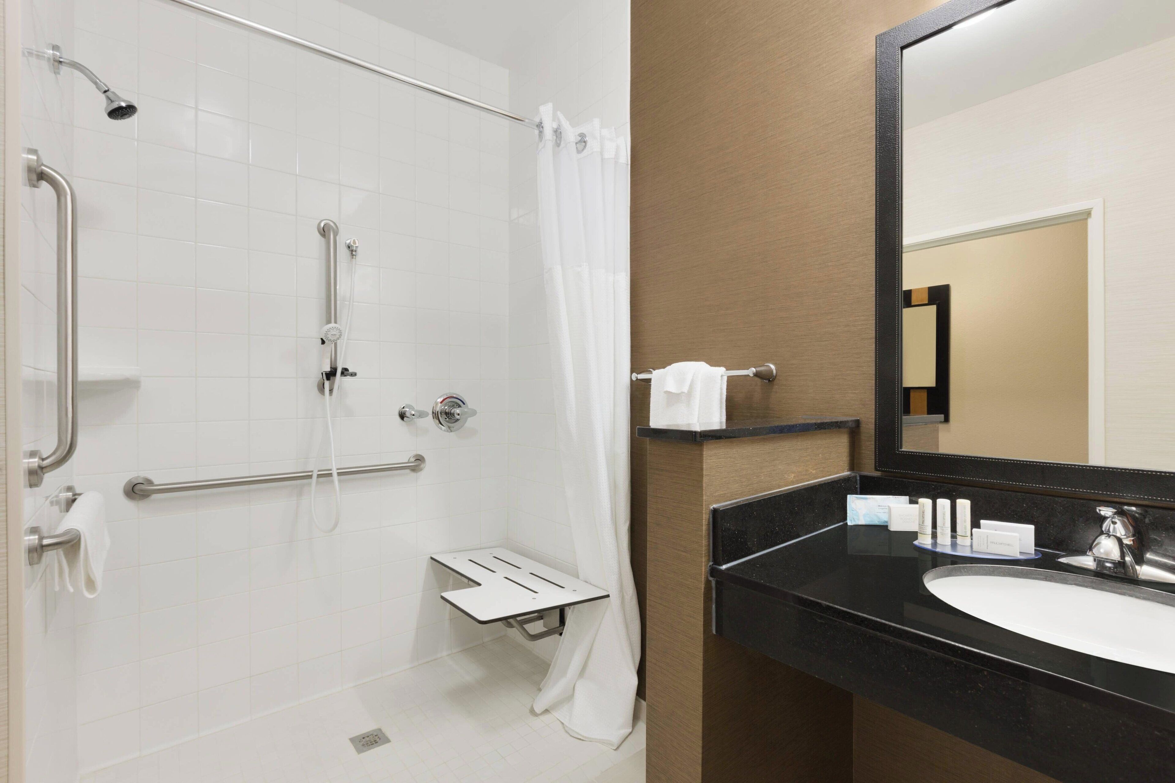 room, 2 queen beds, non smoking | bathroom | combined shower/bathtub, free toiletries, hair dryer, towels