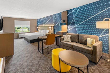 Escritorio, espacio para trabajar con laptop y cortinas blackout . Comfort Inn & Suites Olathe - Kansas City