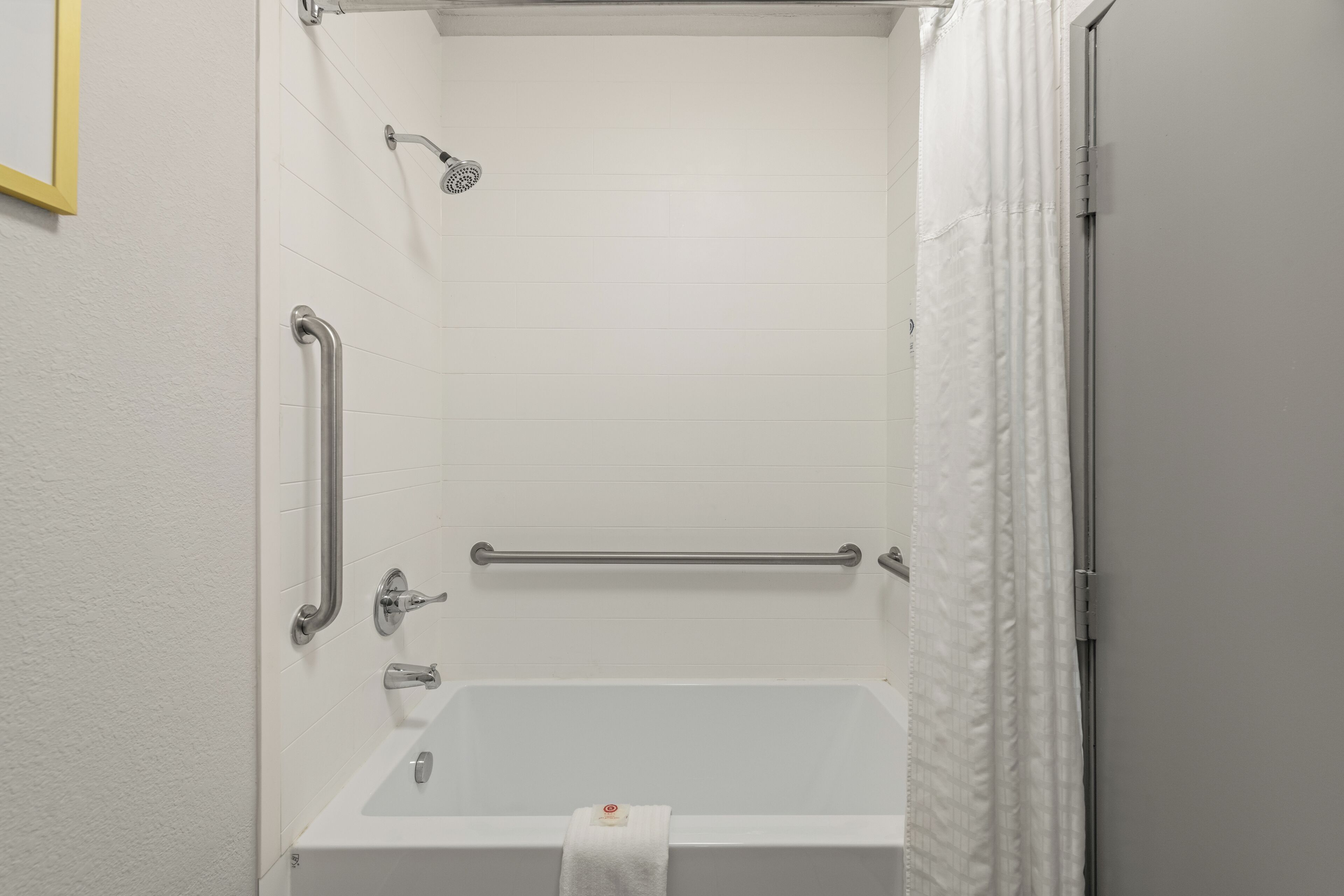 combined shower/bathtub, hair dryer, towels