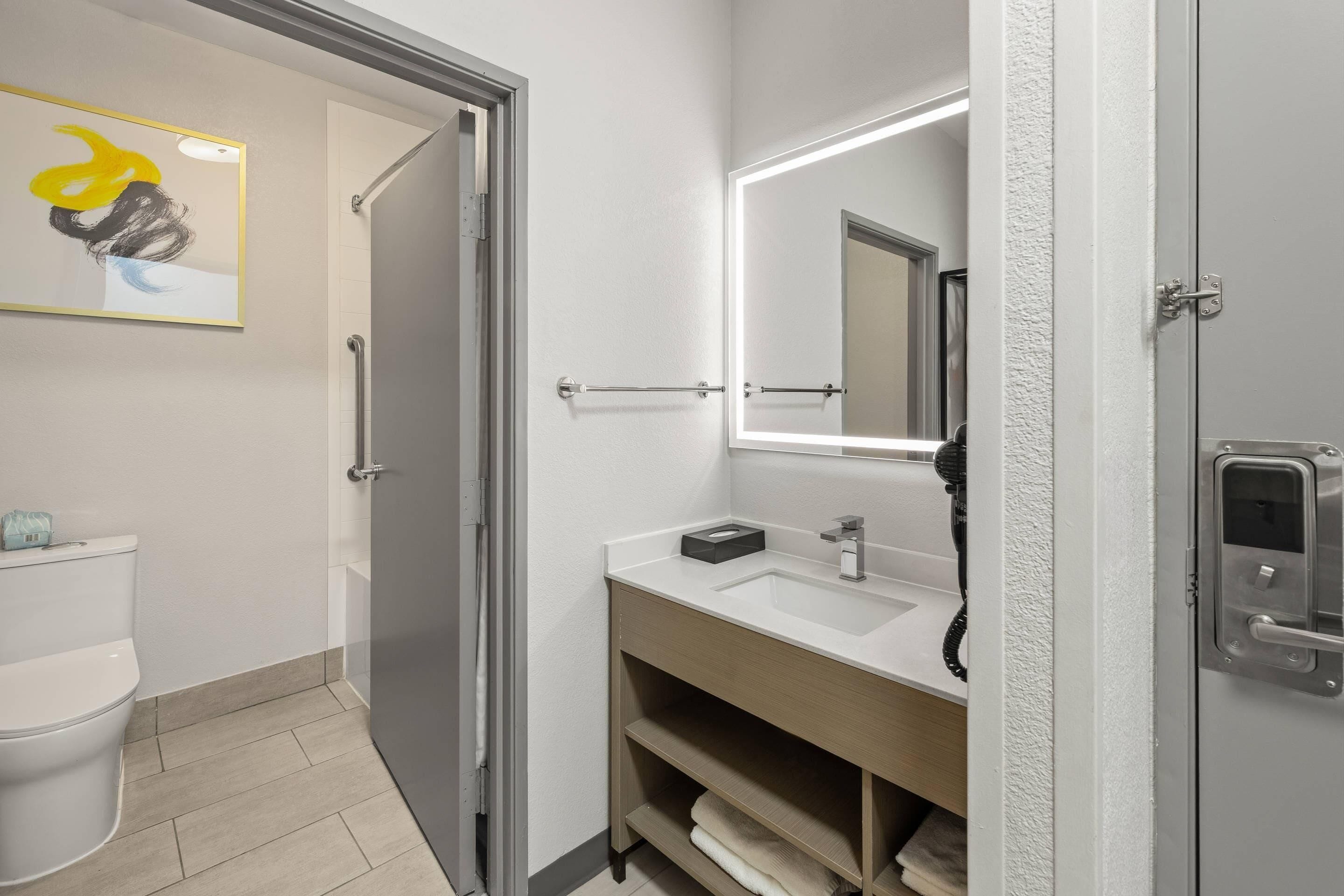 combined shower/bathtub, hair dryer, towels