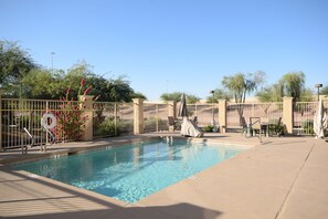 Piscine extérieure, accès possible de 6 h à 22 h, parasols