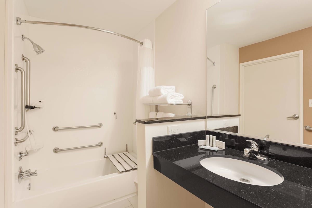 combined shower/bathtub, free toiletries, hair dryer, towels