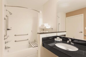 Habitació, 2 llits de matrimoni | Bany | Combinació de dutxa i banyera i articles de tocador gratuïts 