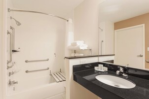 Habitación, 2 camas de matrimonio | Baño | Ducha y bañera combinadas y artículos de higiene personal gratuitos