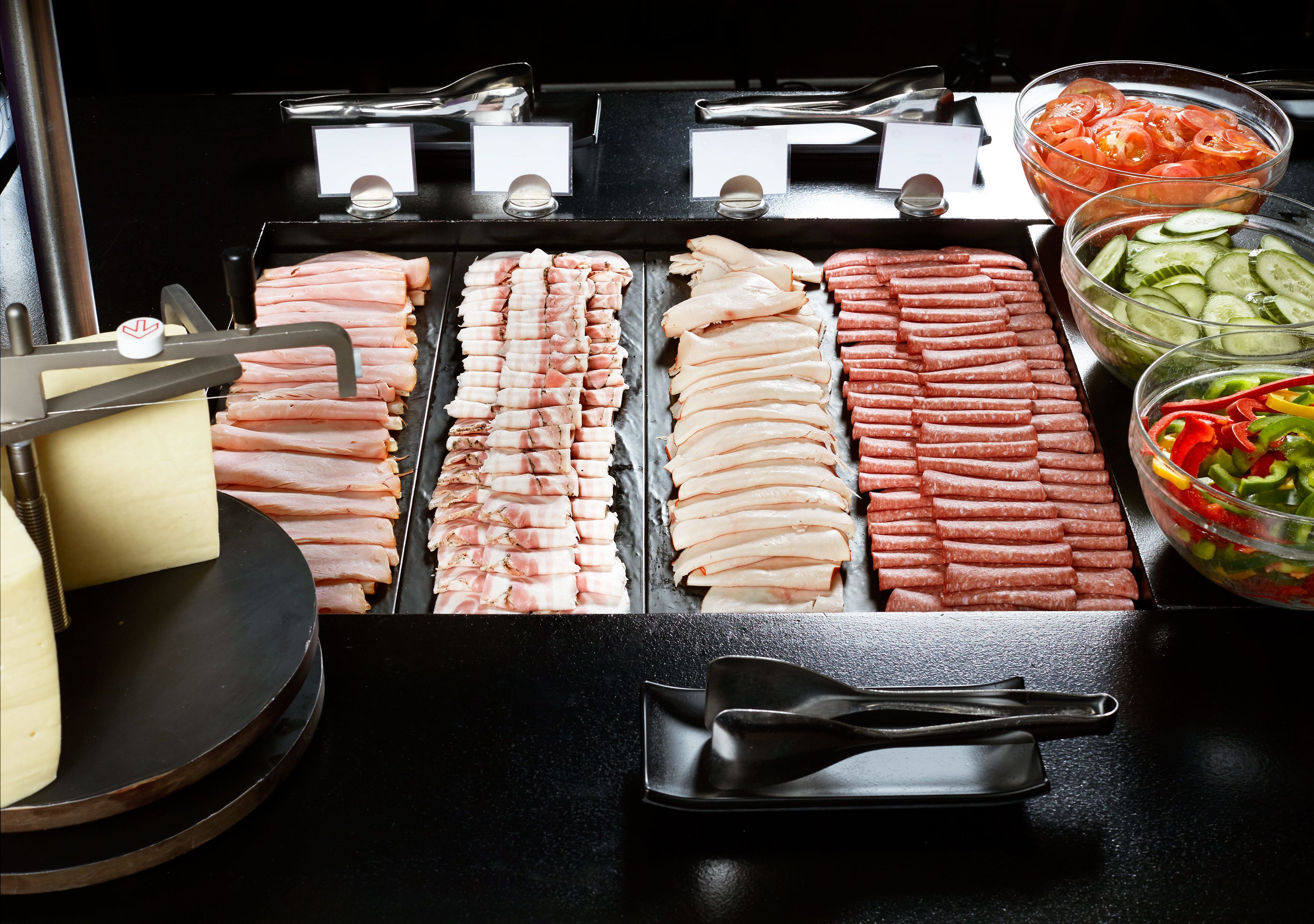 Ein Buffet mit verschiedenen Fleisch- und Gemüsesorten.