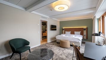 Junior Suite | Hypo-allergenic bedding, down comforters, in-room safe, desk