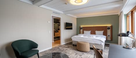 Junior Suite | Hypo-allergenic bedding, down duvets, in-room safe, desk