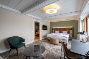 Junior Suite | Hypo-allergenic bedding, down comforters, in-room safe, desk