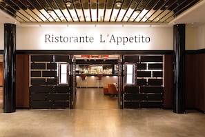 Déjeuner et dîner servis sur place, spécialités Cuisine italienne