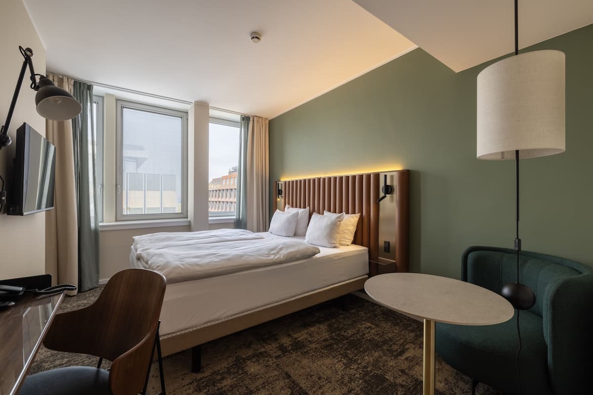 Compact Double | Hypo-allergenic bedding, down duvets, in-room safe, desk