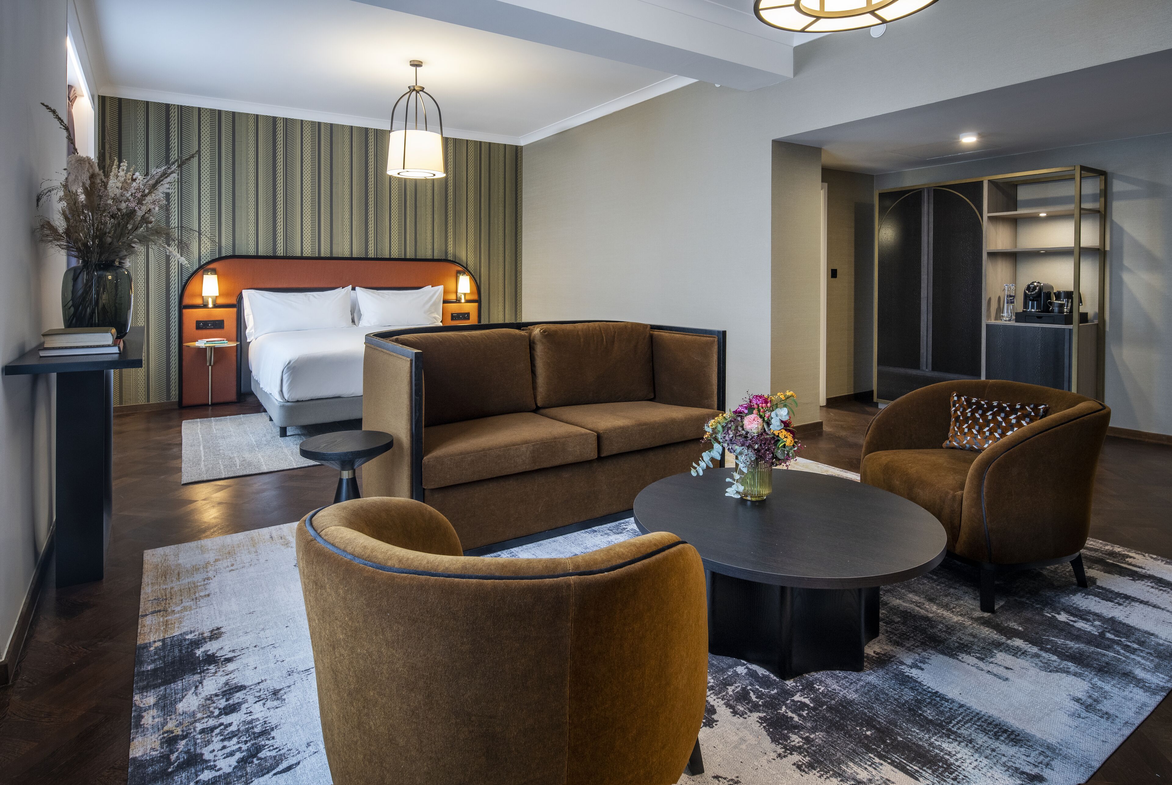 junior suite, 1 king bed | 1 bedroom, premium bedding, down duvets, minibar