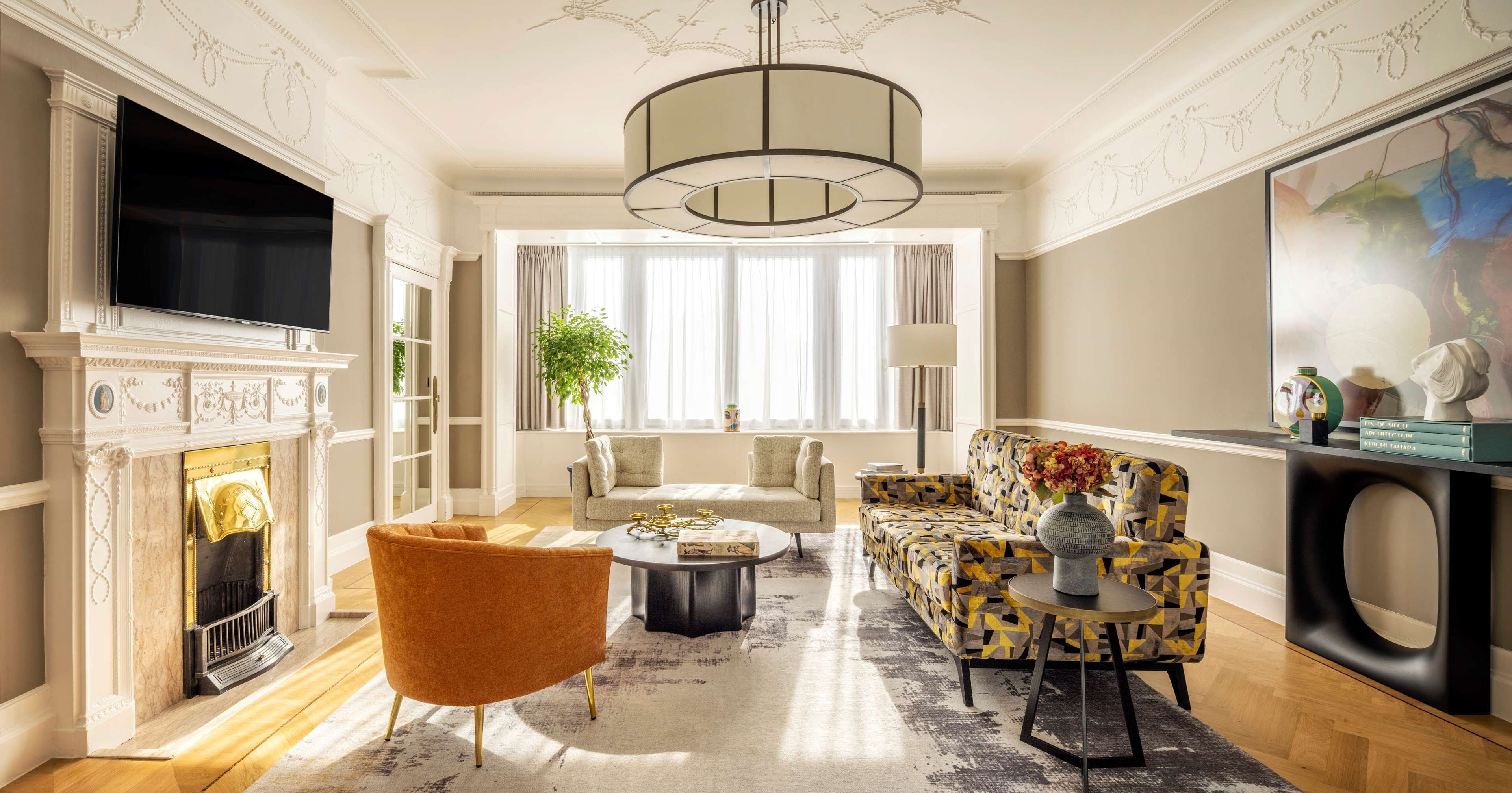 suite, 1 king bed | living area | flat-screen tv