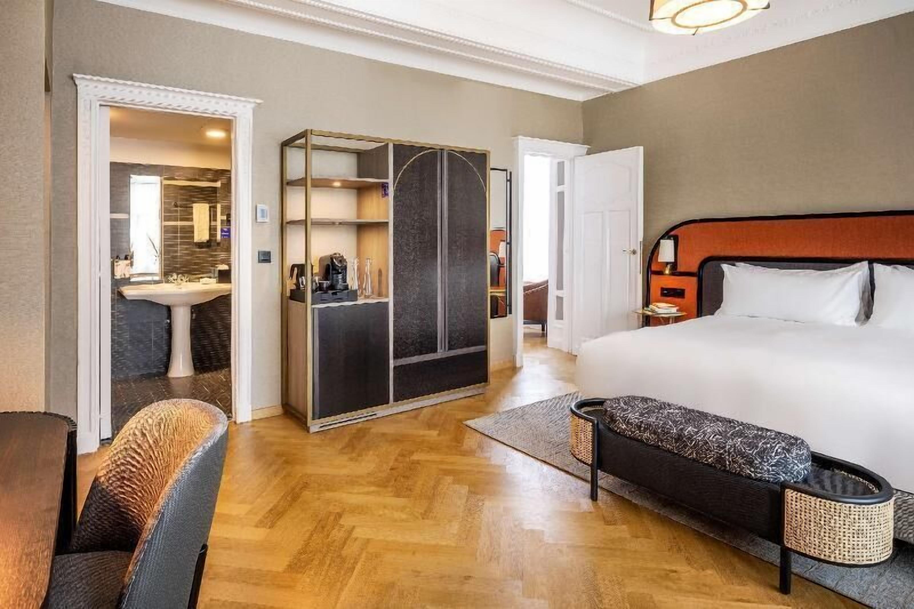 Sengetøy av topp kvalitet, dundyner, minibar og safe på rommet