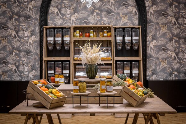 Petit déjeuner buffet (30 EUR par personne)
