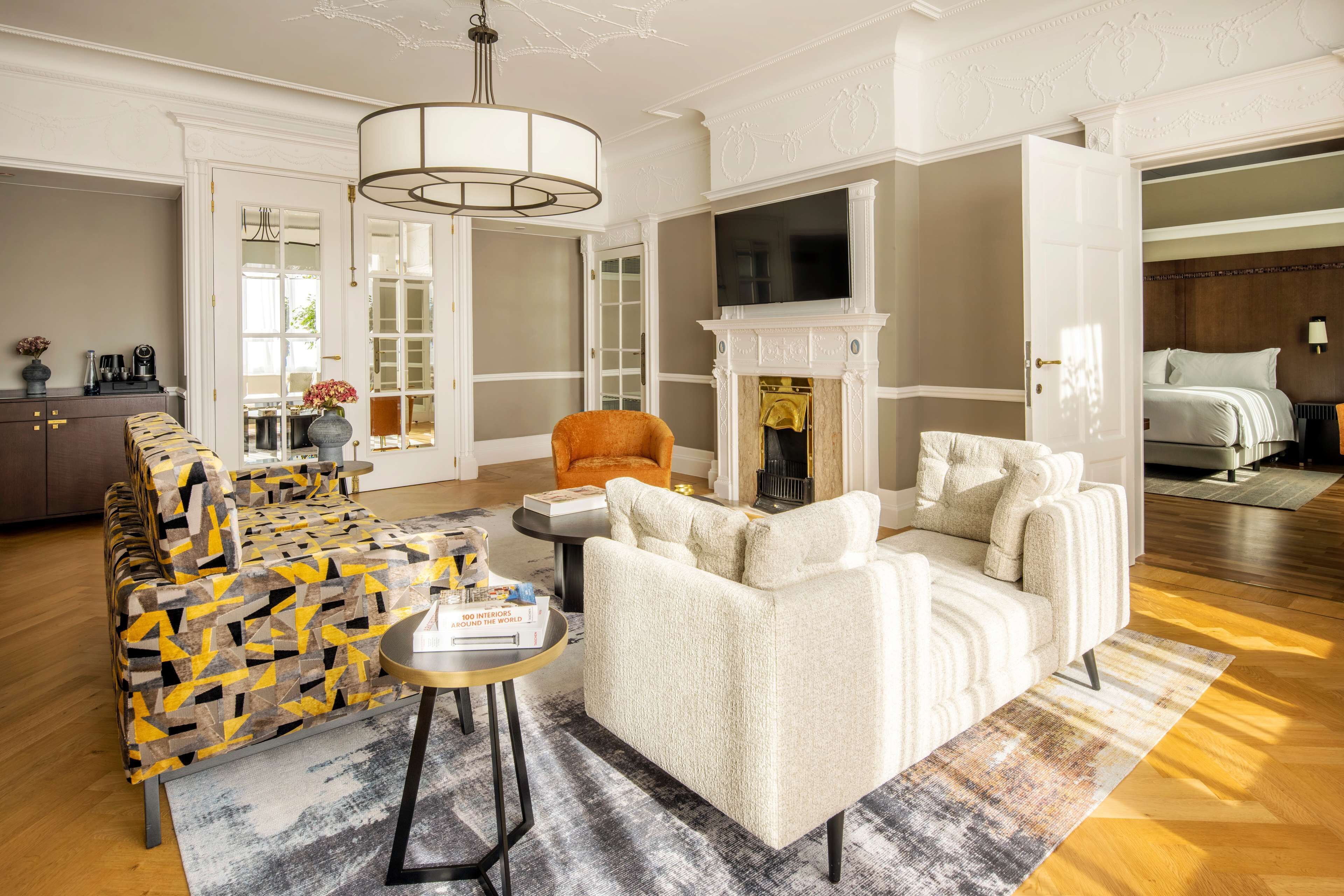 suite, 1 king bed | living area | flat-screen tv