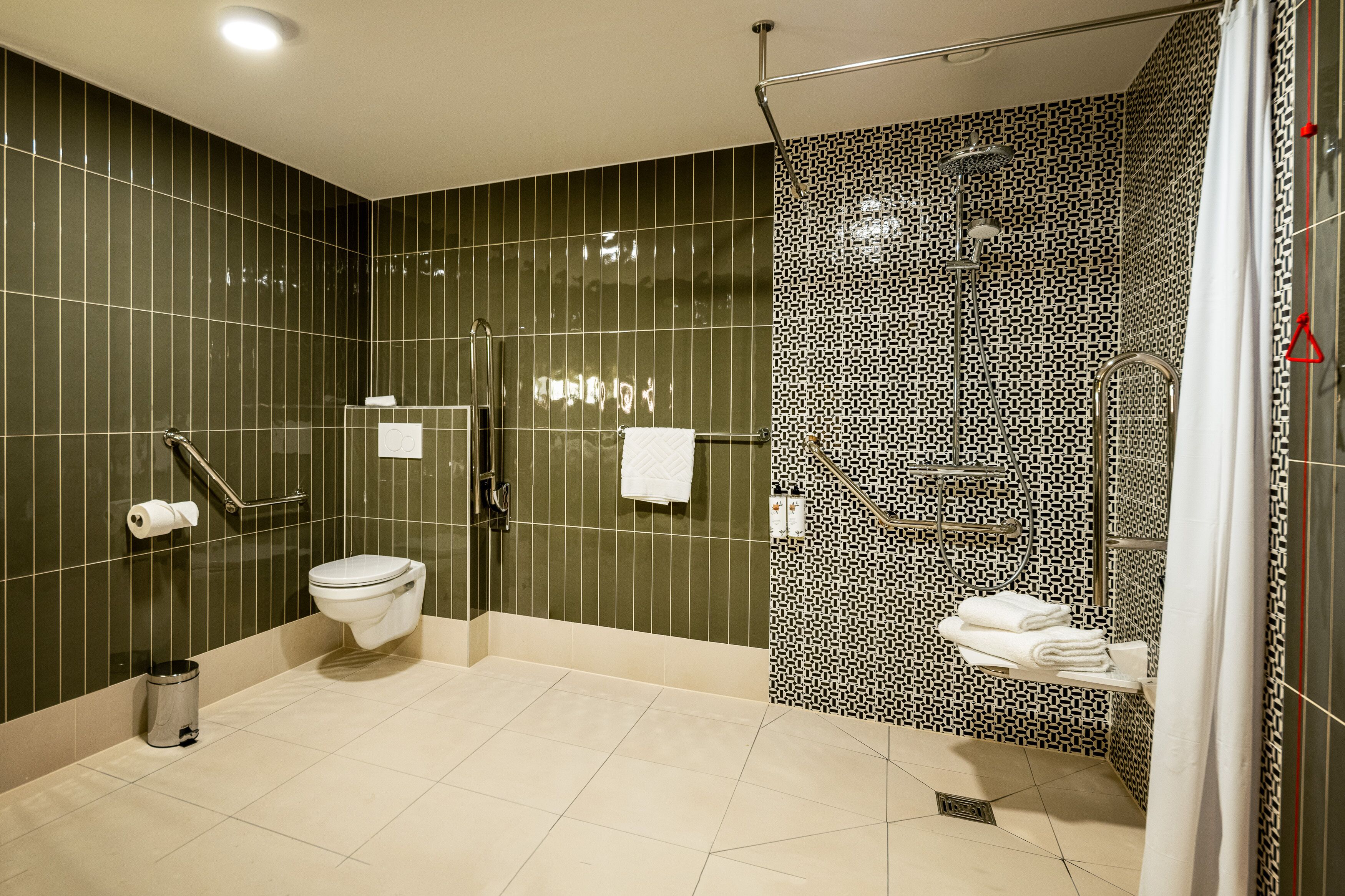Un baño moderno con inodoro, ducha y lavamanos.