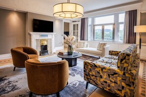Suite, 1 King Bed | Living area