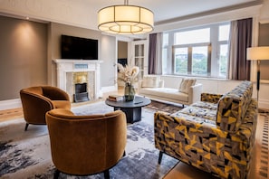 Suite, 1 King Bed | Living area