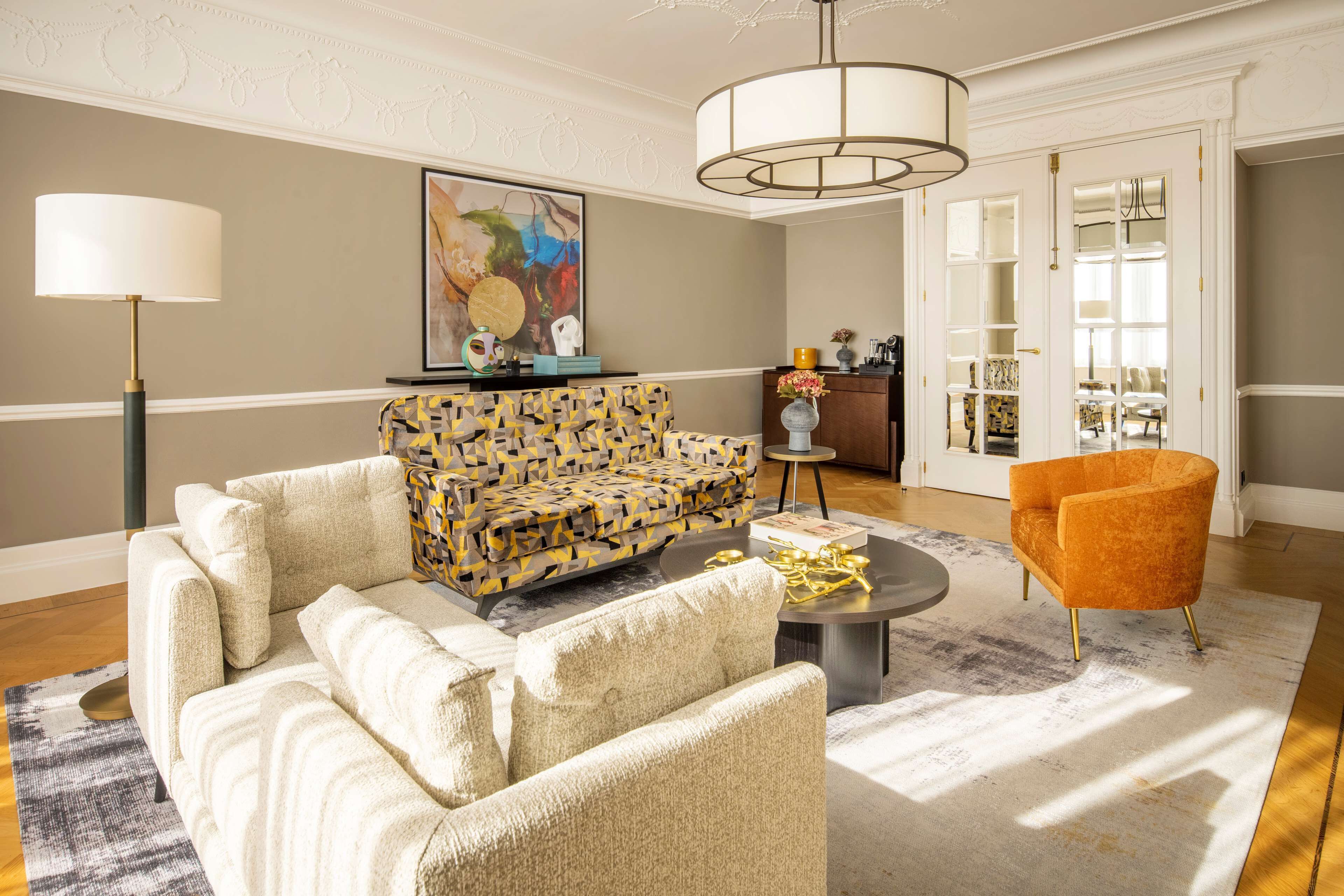 suite, 1 king bed | living area | flat-screen tv