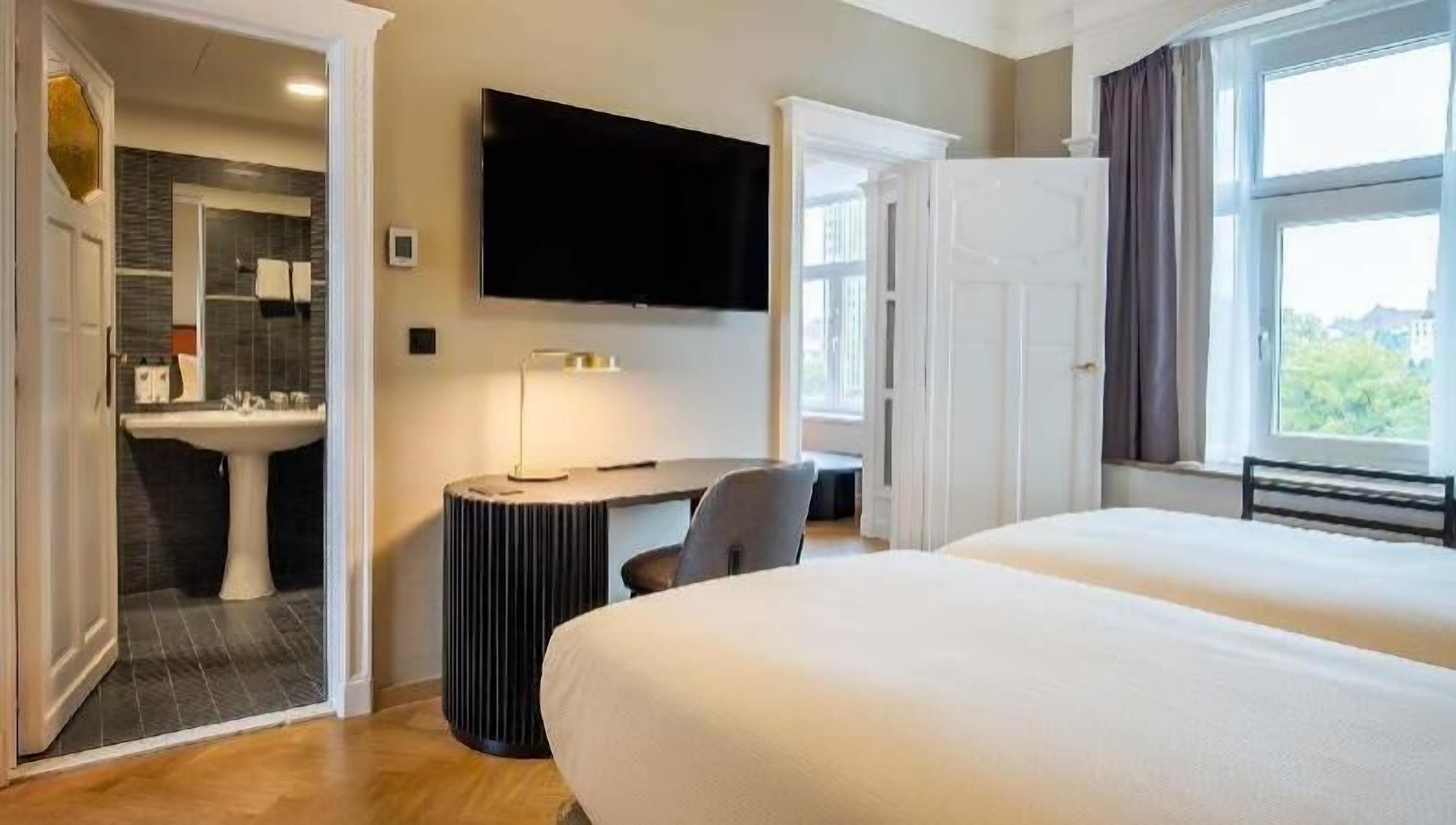 Sengetøy av topp kvalitet, dundyner, minibar og safe på rommet