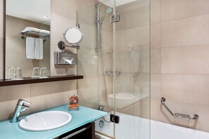 Komfortbadewanne, Regendusche, umweltfreundliche Kosmetikartikel