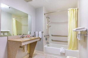 Tina con regadera, amenidades de baño gratuitas, secadora de cabello 