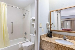 Combined shower/bathtub, free toiletries, hair dryer, towels