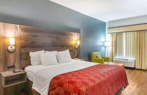 Premium bedding, desk, blackout drapes, iron/ironing board - Royal Palms INN (Stockbridge)