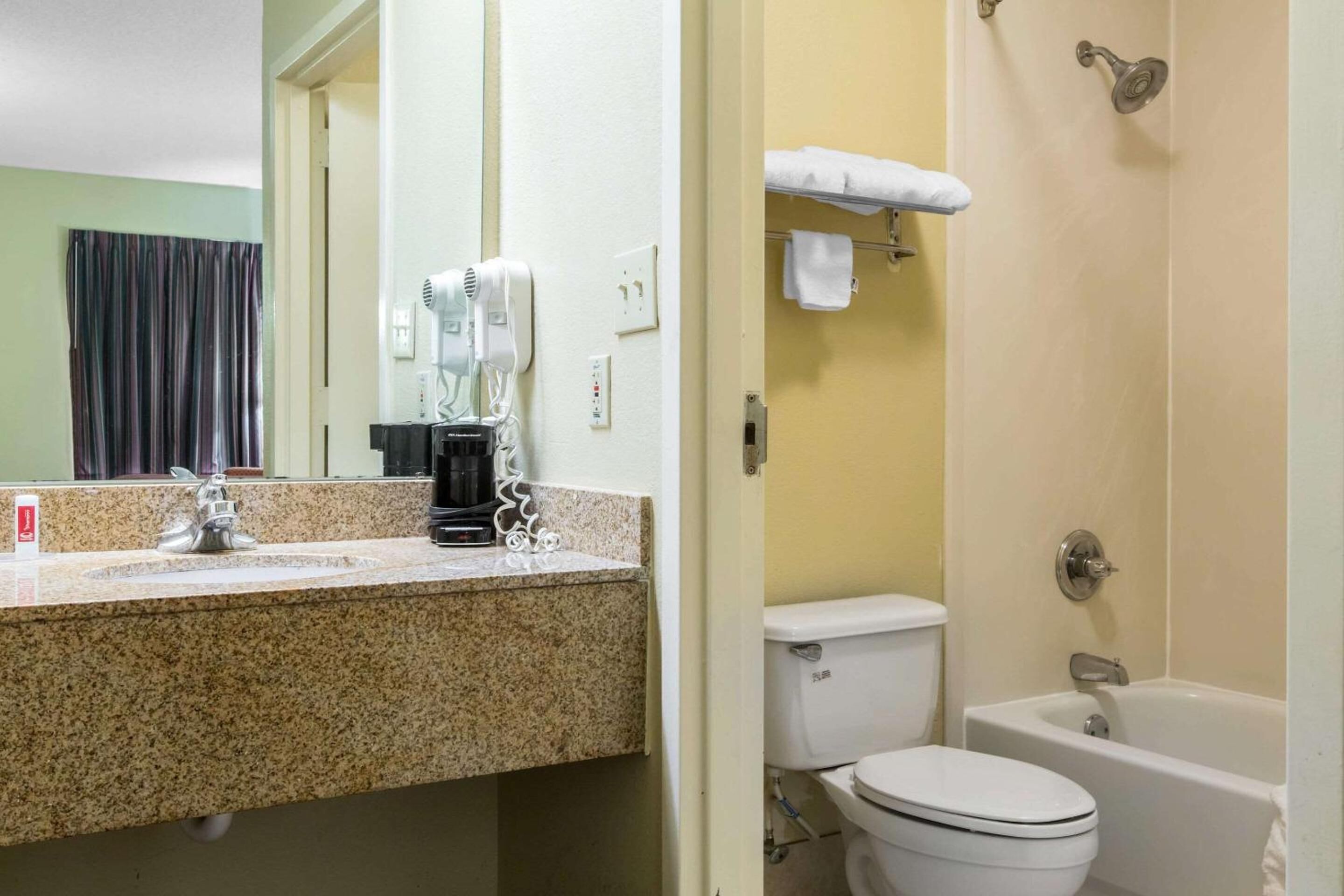 Ducha y bañera combinadas y artículos de higiene personal gratuitos