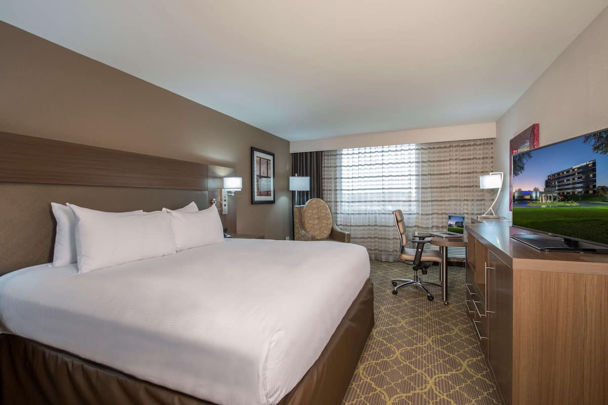 1 bedroom, Egyptian cotton sheets, premium bedding, pillowtop beds