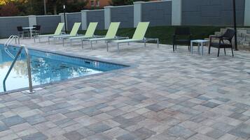 Piscine extérieure, chaises longues