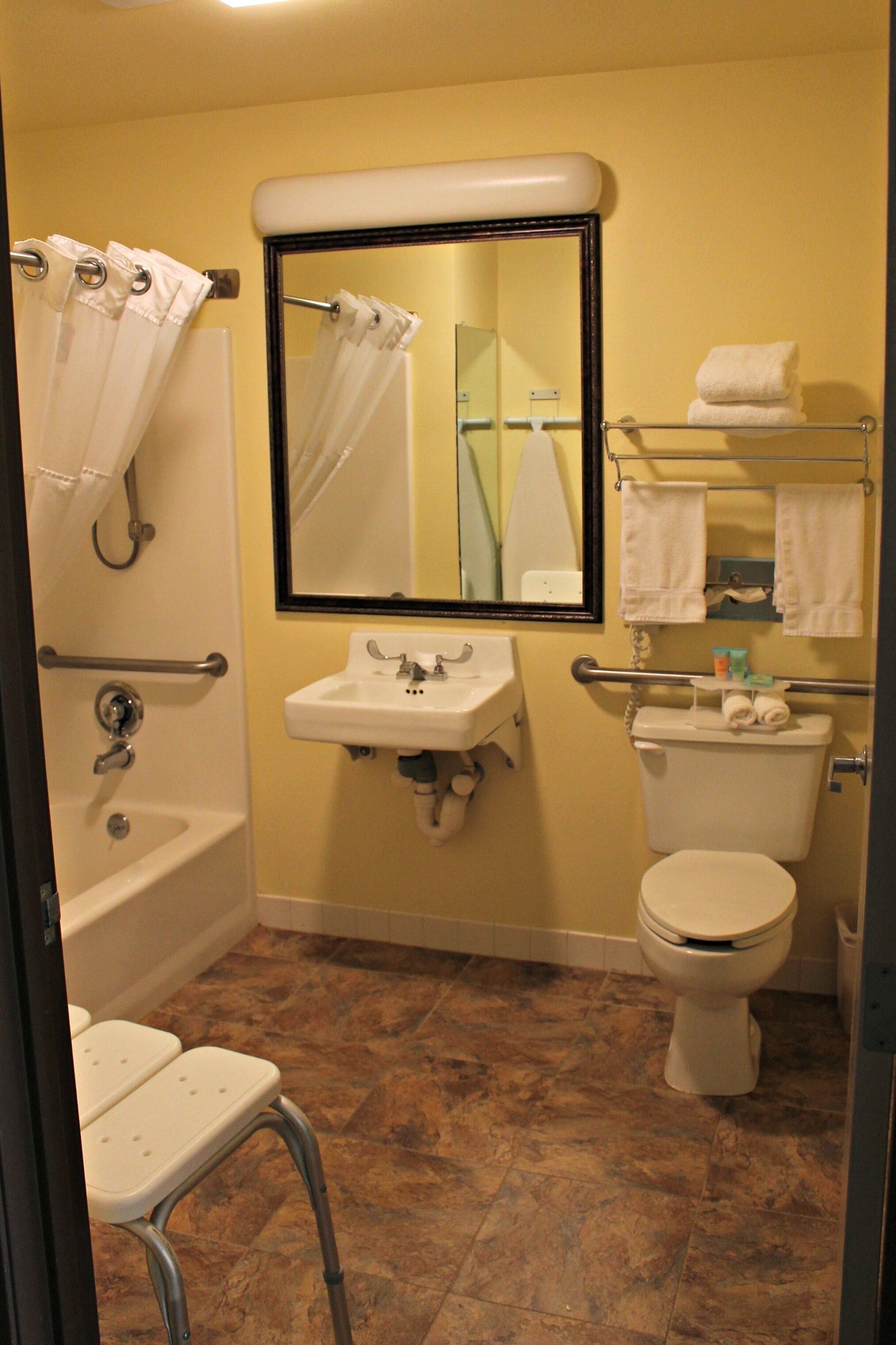 room, 1 queen bed, accessible, non smoking | bathroom | combined shower/bathtub, free toiletries, hair dryer, towels