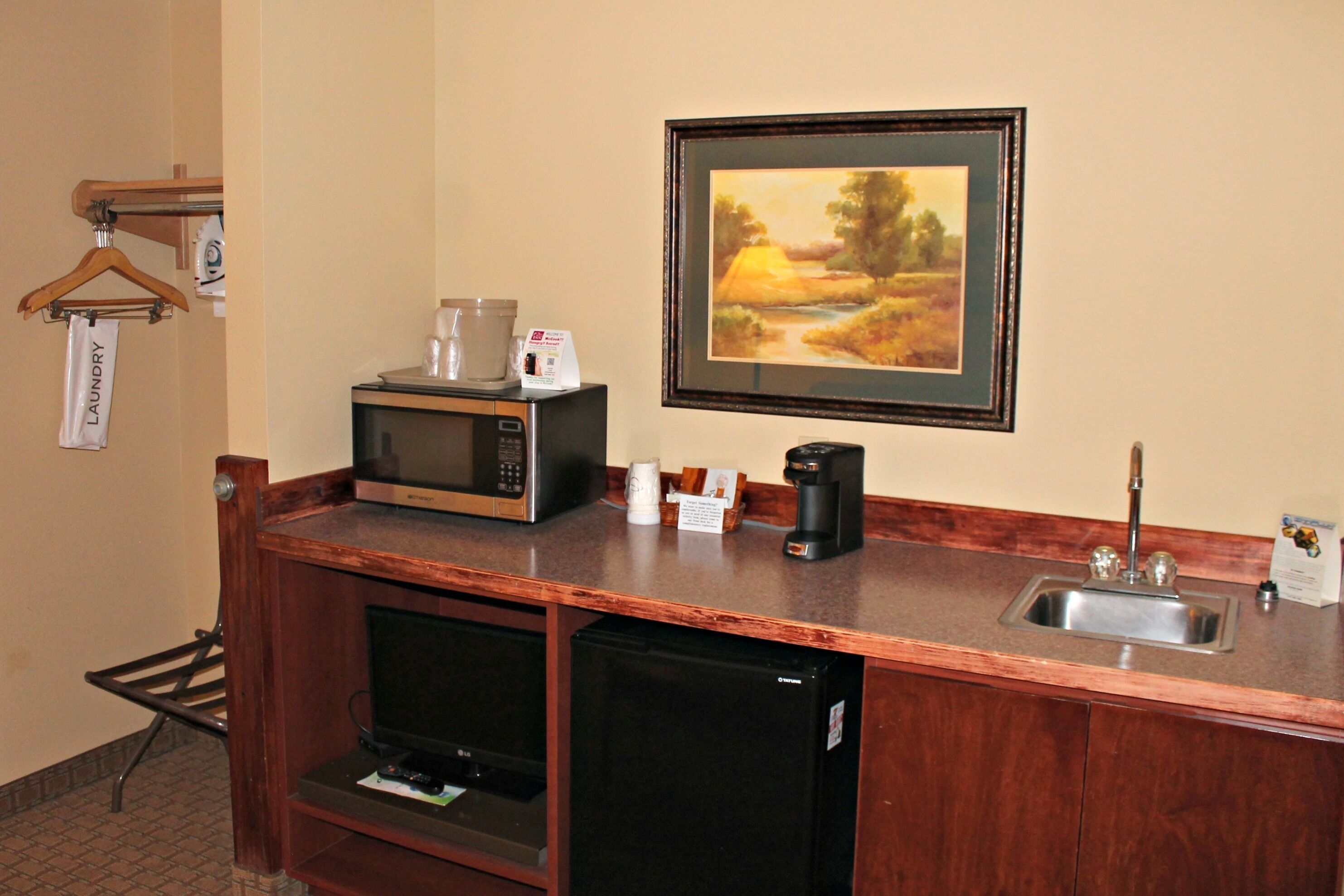 suite, 1 queen bed with sofa bed, non smoking | mini fridge